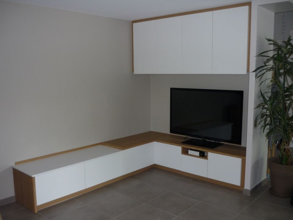 Amenagement d'angle pour espace télé, équipements vidéo, bar et rangements divers- chêne et laque blanche