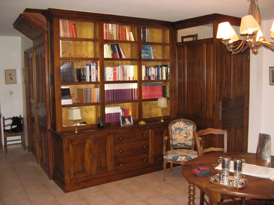 Aménagement d'une bibliothèque en noyer massif de style classique Les Vans en Ardèche - étude et fabrication Vallon Joseph ébéniste