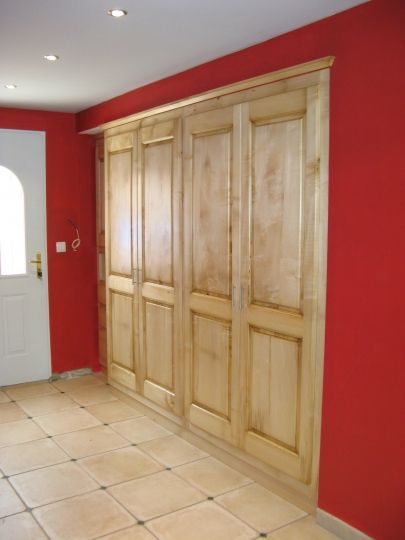 Amenagement d'une entrée avec vide poches et penderie, réalisation sur mesure en érable sycomore massif à Juajac en Ardèche