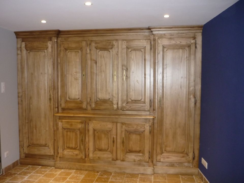Amenagement sur mesures de meubles de bureau esprit boiserie XVIII en chataignier massif à Labeaume en Ardèche- étude et réalisation Vallon Joseph artisan ébéniste