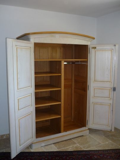 Armoire - détails de l’aménagement intérieur en étagère et penderie réalisation à façon sur commande