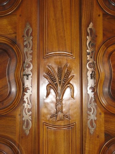 Armoire provençale - détails de sculpture