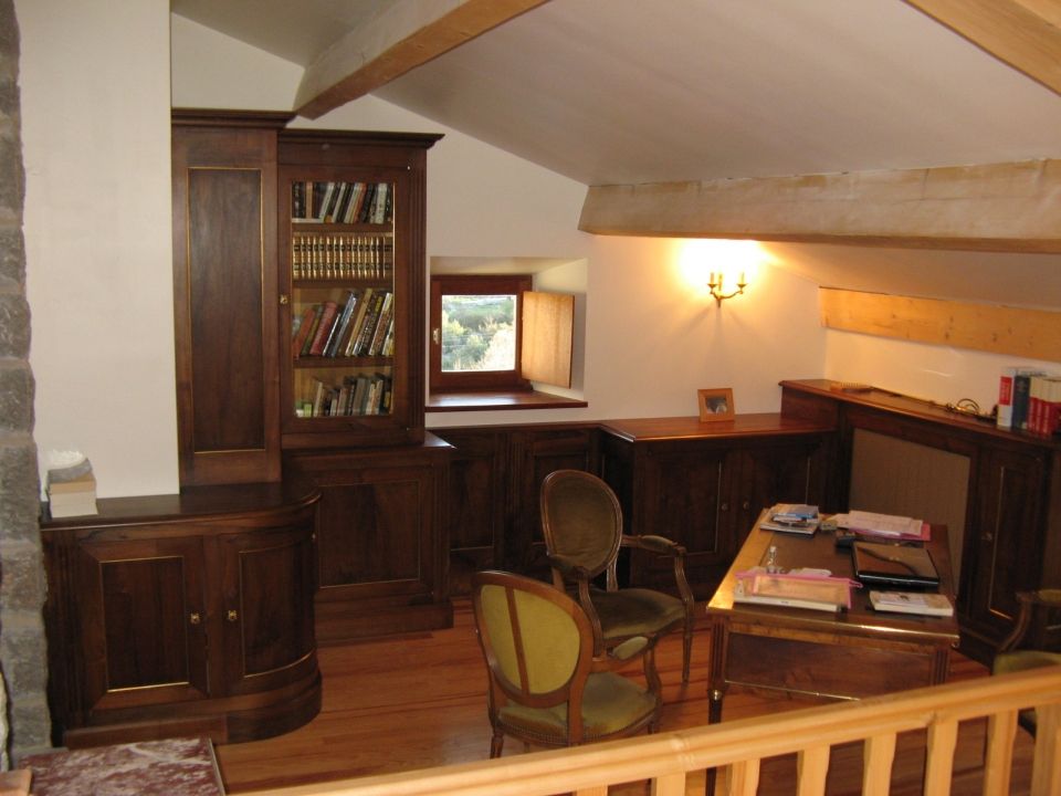 Bibliotheque et boiserie sur mezzanine - inspiration Louis XVI avec porte cintrée et cache radiateur  - fabrication Atelier de l'Ebeniste à Aubenas 07 radiateur