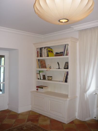 Bibliotheque sur mesure de style néoclassique finition glaci à l'ancienne à Vesseaux en Ardèche