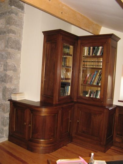 Bibliotheque sur mesure et boiserie inspiration Louis XVI avec porte cintrée éclairage par LED
