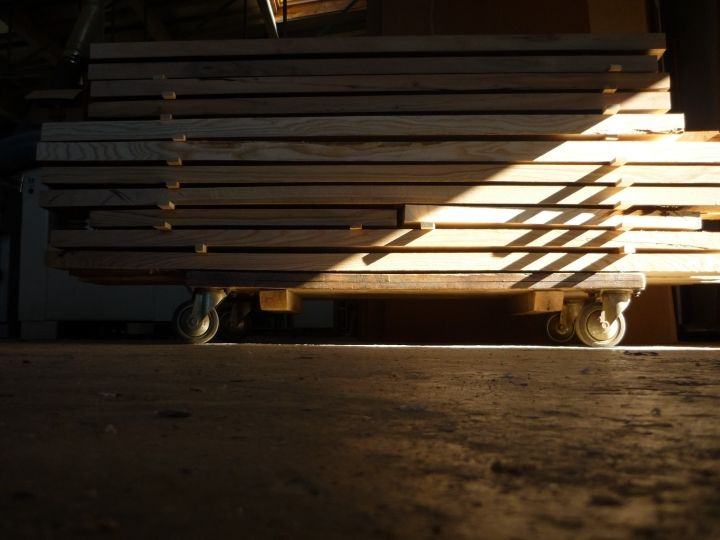 bois rangé sur chariot à l'atelier de l'ebeniste