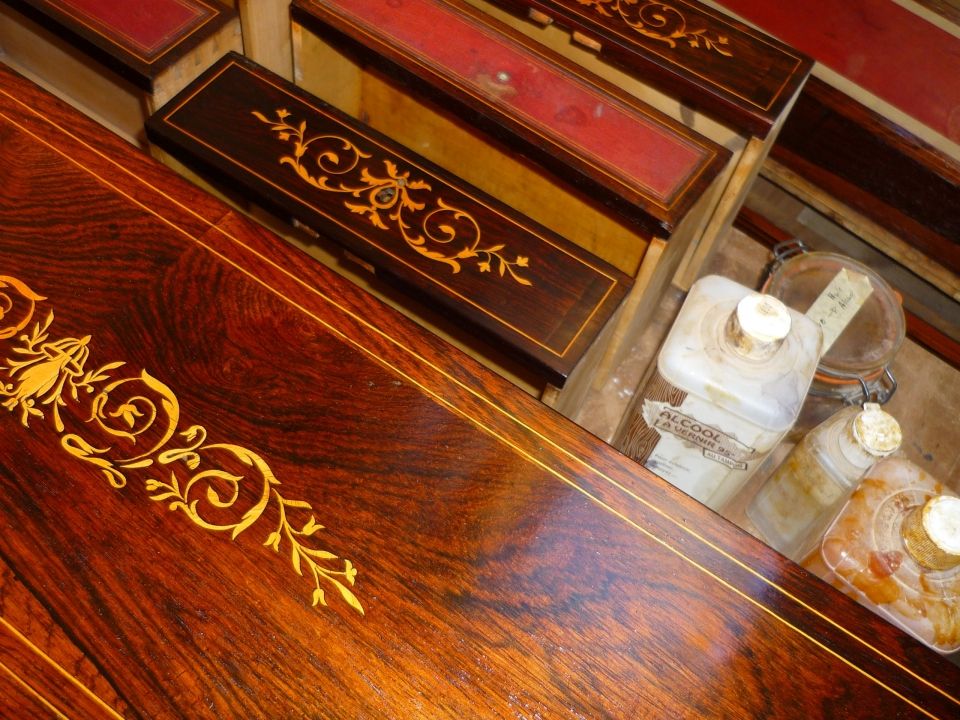 Bureau Charles X - travaux en cours - verni tampon marqueterie et palissandre