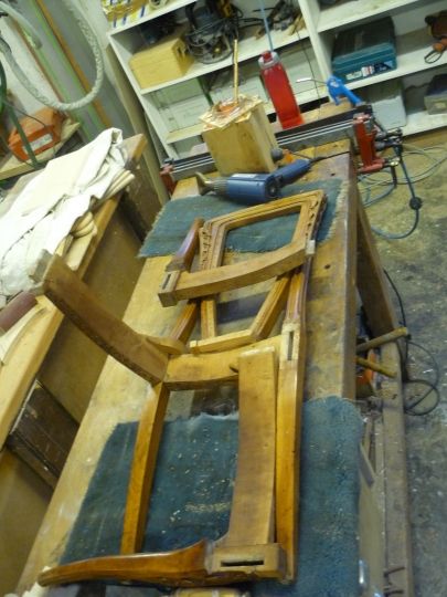 Colle à chaud sur chaise art nouveau
