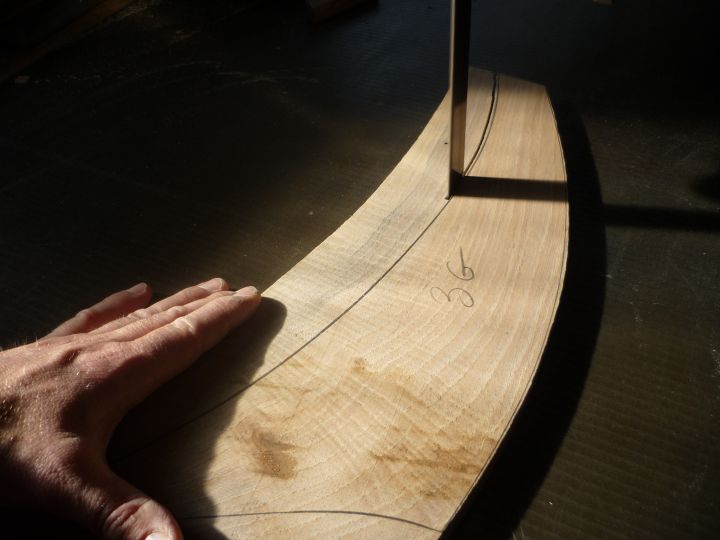Découpe à la scie à ruban à l'atelier de l'ébéniste à Aubenas