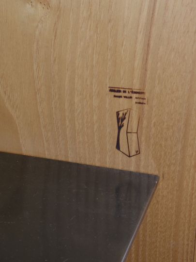 Détails d'un chevet en acier patiné et du chataignier huilé naturel - marquage à du logo à chaud