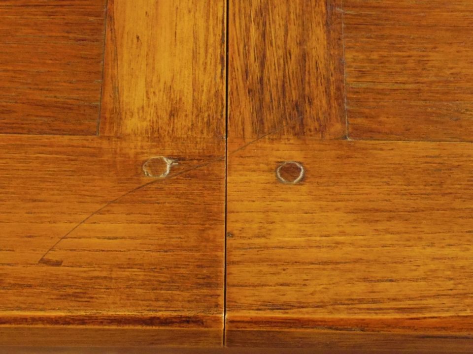Détails sur la finition antiquaire et l'assemblage à tenon meortaise chevillé