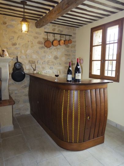Domaine du Moulin à Vinsobres - salle de dégustation comptoir réalisé en douelles de tonneaux