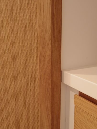 Espace accueil de Melvita - détails chêne massif, résine solid surface et panneaux structuré en chêne de chez Marotte