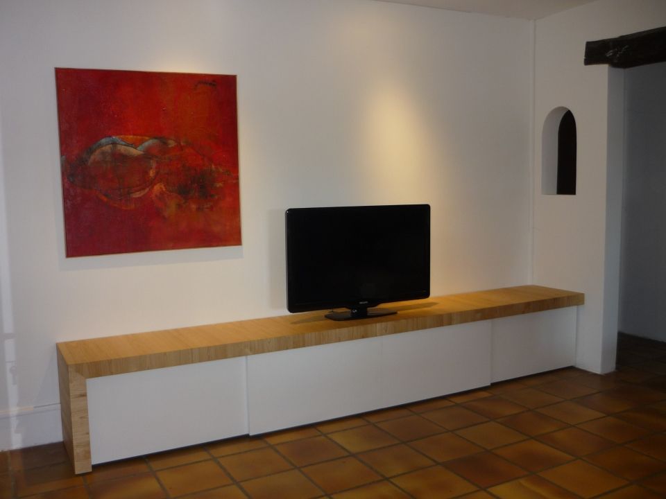 Meuble télé contemporain en châtaignier massif avec portes coulissantes en résine solid surface