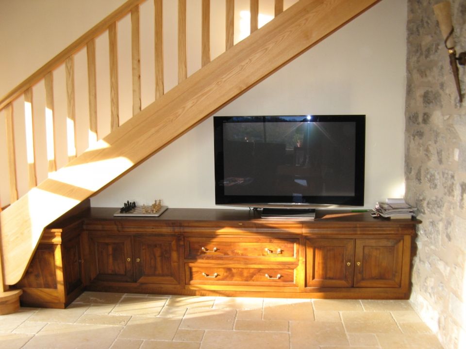 Meuble télé sous escalier fabrication sur mesure - style traditionnel en noyer massif - Artisan ébéniste