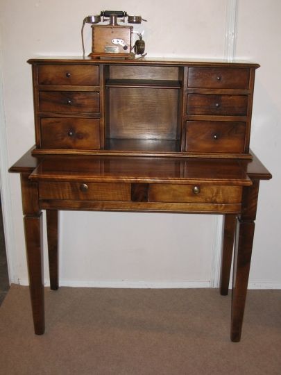 Petit bureau bonheur du jour de style rustique en noyer massif