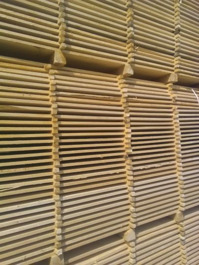 Planche de bois brut sechage du bois naturel