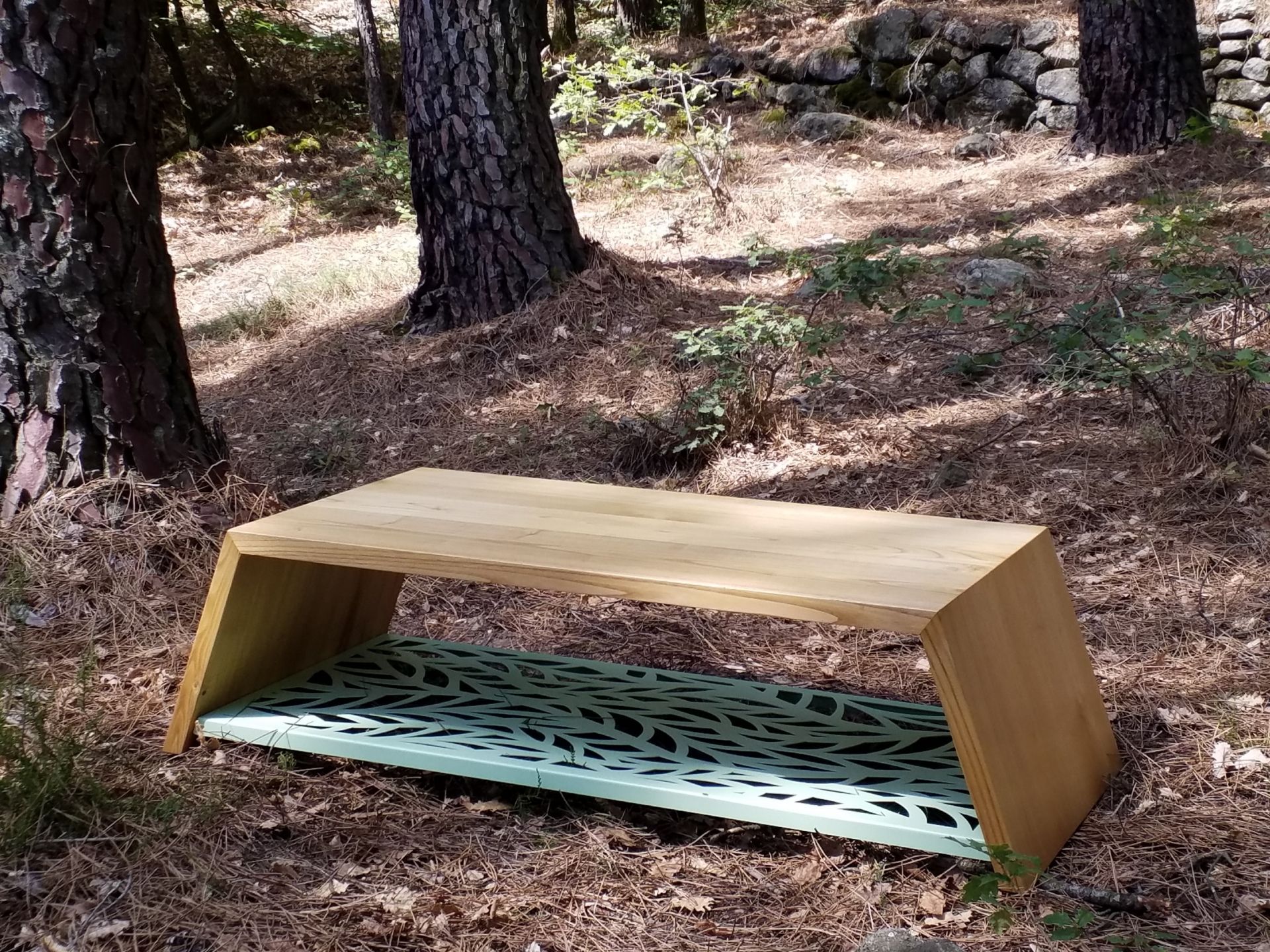 Table basse contemporaine en châtaignier massif et acier découpé laqué vert