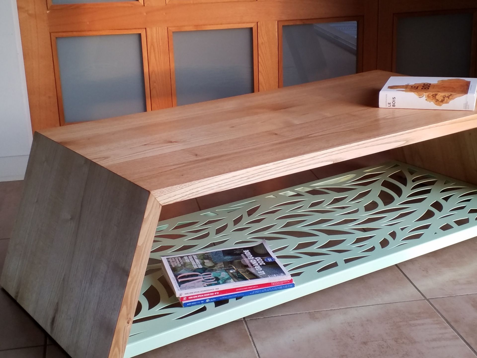Table basse contemporaine en chataignier massif et acier decoupe laque verte