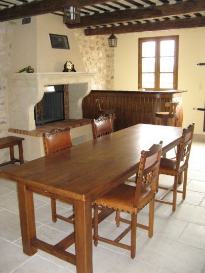 Table de ferme et banc dans un caveau de dégustation dans la drôme provençale