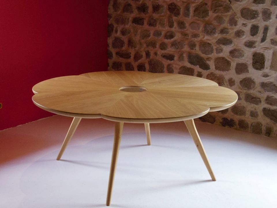 Table de repas nommée la Fleur de Chataignier - création et réalisation Atelier de l'Ebeniste Labeaume en en Ardèche