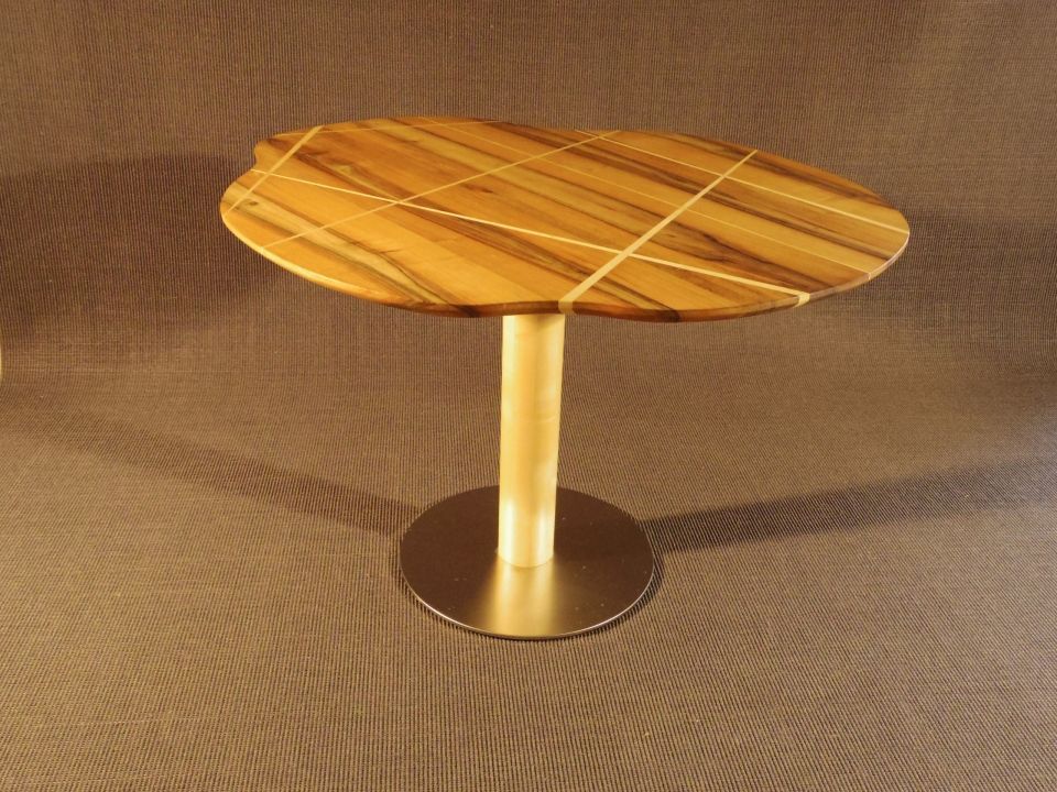 Table Galet - noyer et érable - inspiration des inclusions de la nature retouvées dans les galets de rivières