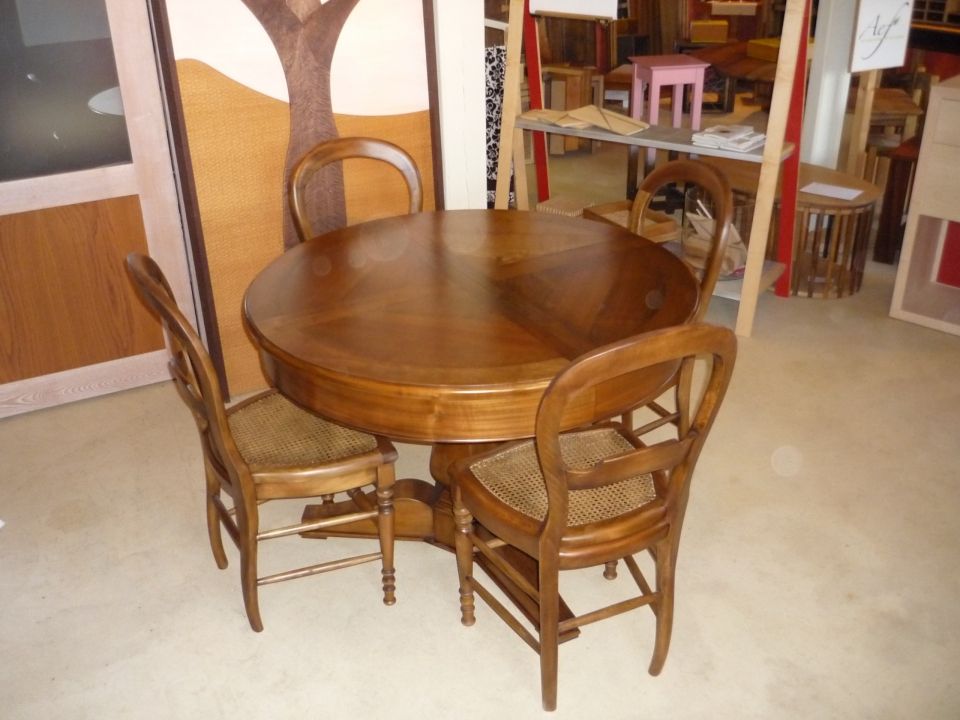 Table ronde tripode en merisier inspiration Charles X