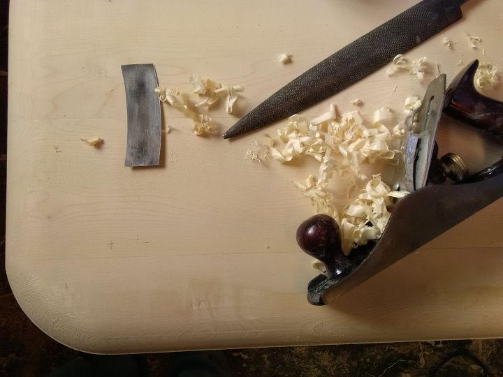 Travaux en cours à l'atelier de l'ébéniste à Aubenas en Ardeche meridionale