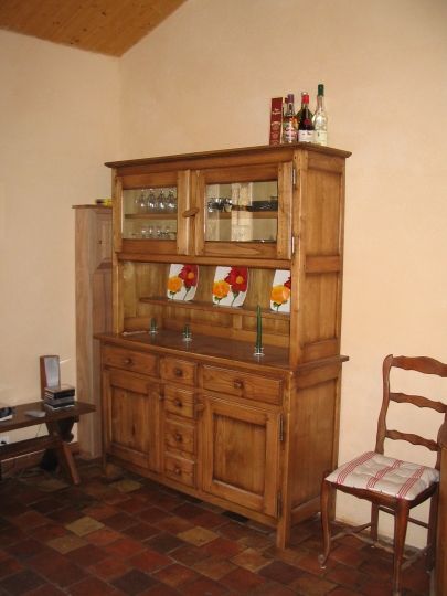 Vaisselier en chataignier dans une maison ancienne - Les Vans en Ardèche